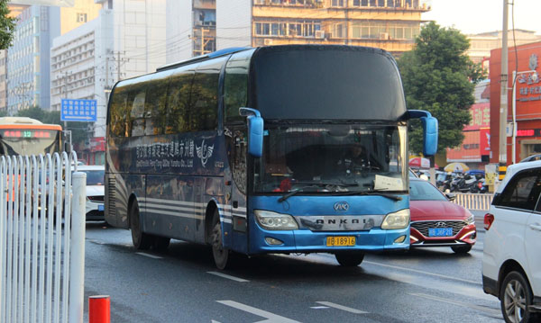 （公司班車租賃）便利的通勤方式，讓員工難以遲到